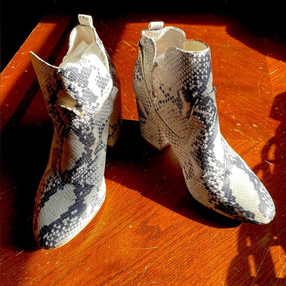 Women’s Snake Skin  Steve Madden ankle boots w chunk heel and side slits